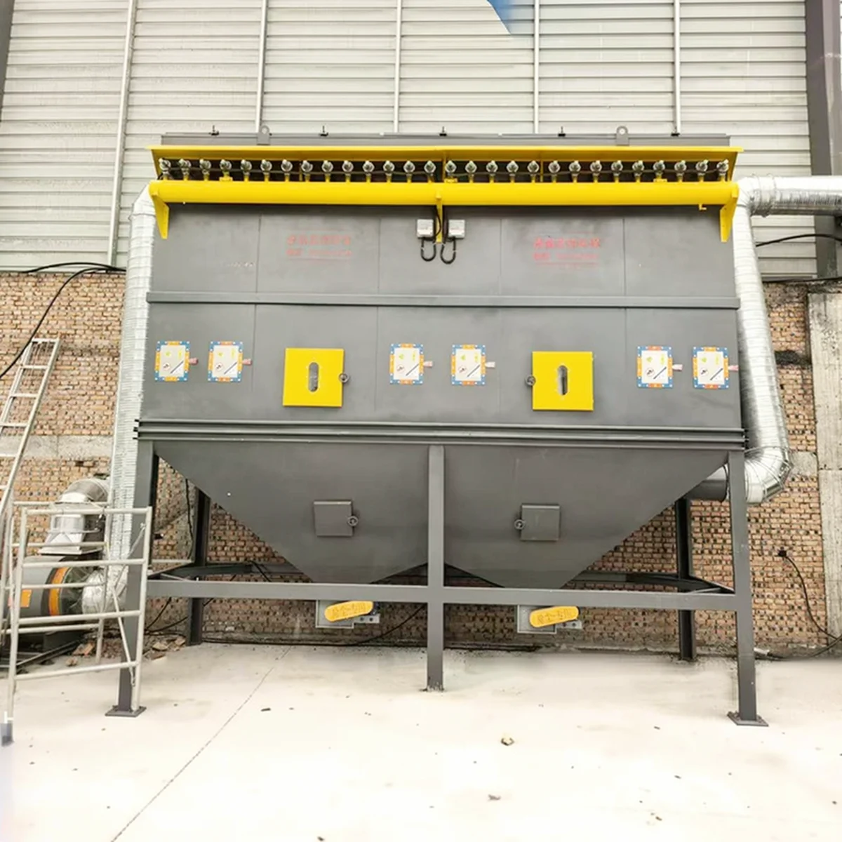 Pulse bag dust collector serving a food powder transfer point