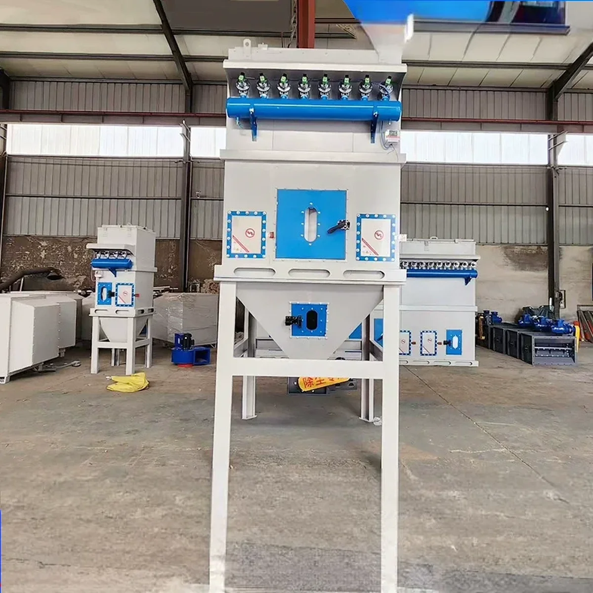 Single-machine dust collector unit installed in workshop - view 3