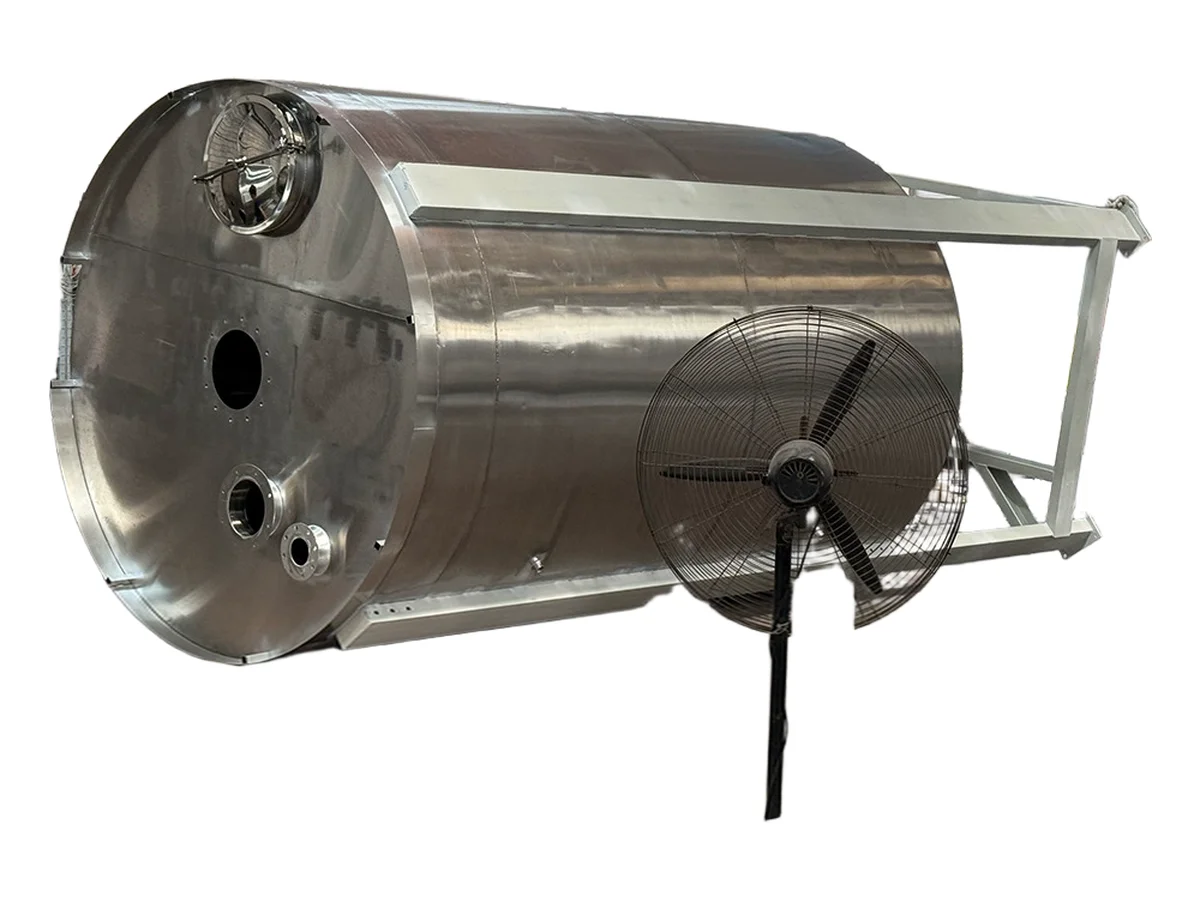 Welded cylindrical powder storage silo - view 2